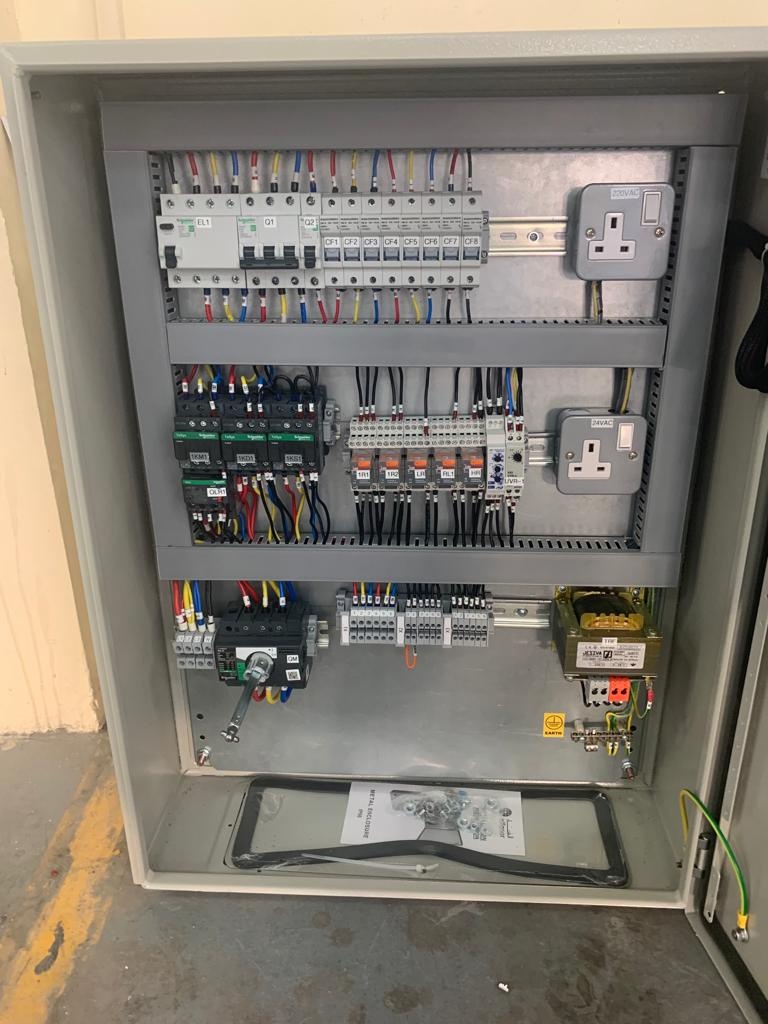 Contrôle et câblage de précision d'armoire électrique