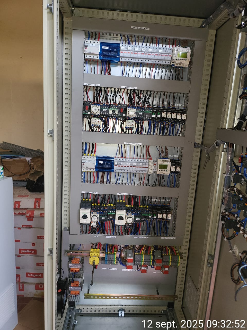 Confection d'armoires électriques en atelier