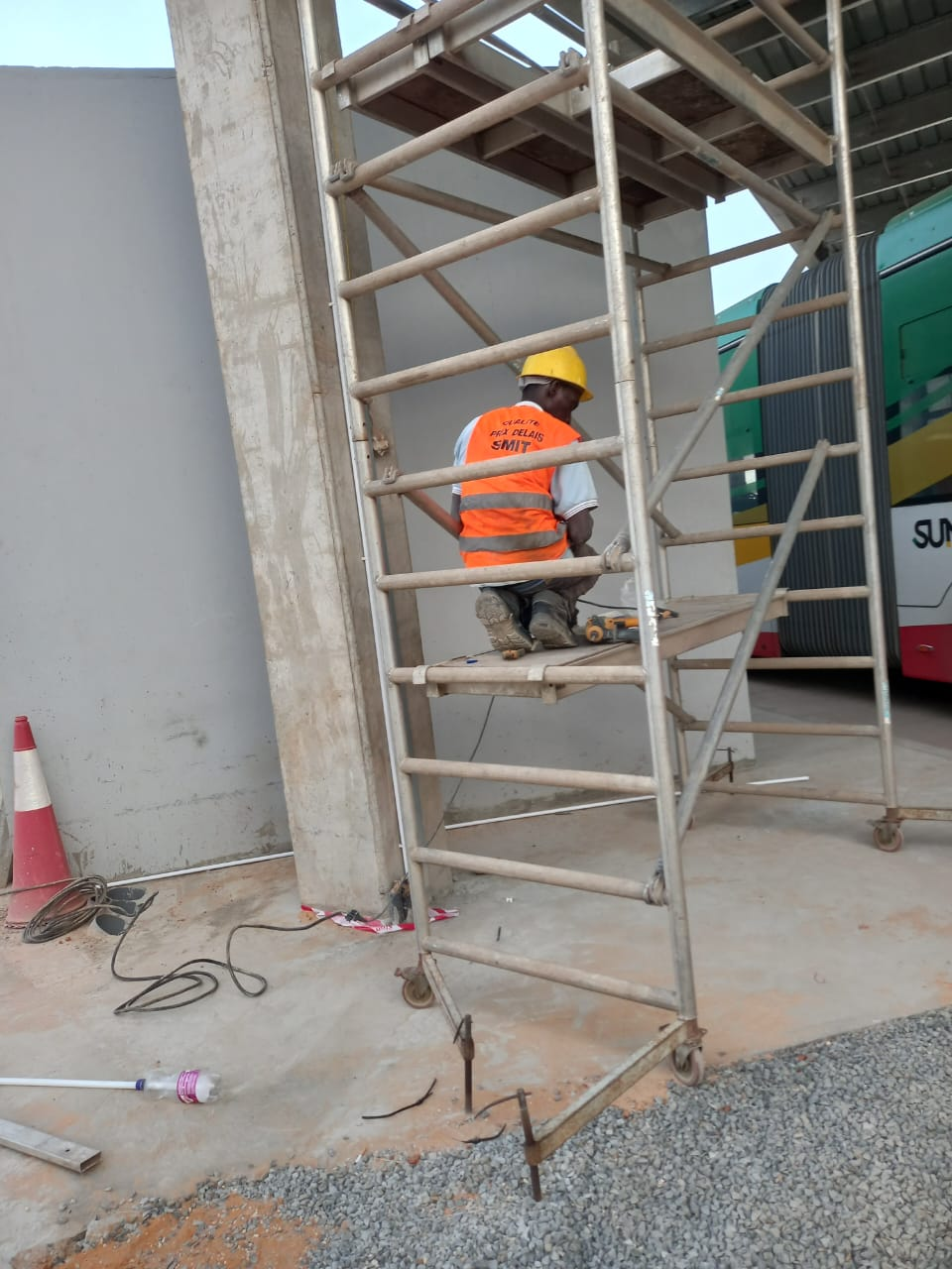 Travaux en hauteur sur échafaudage sécurisé